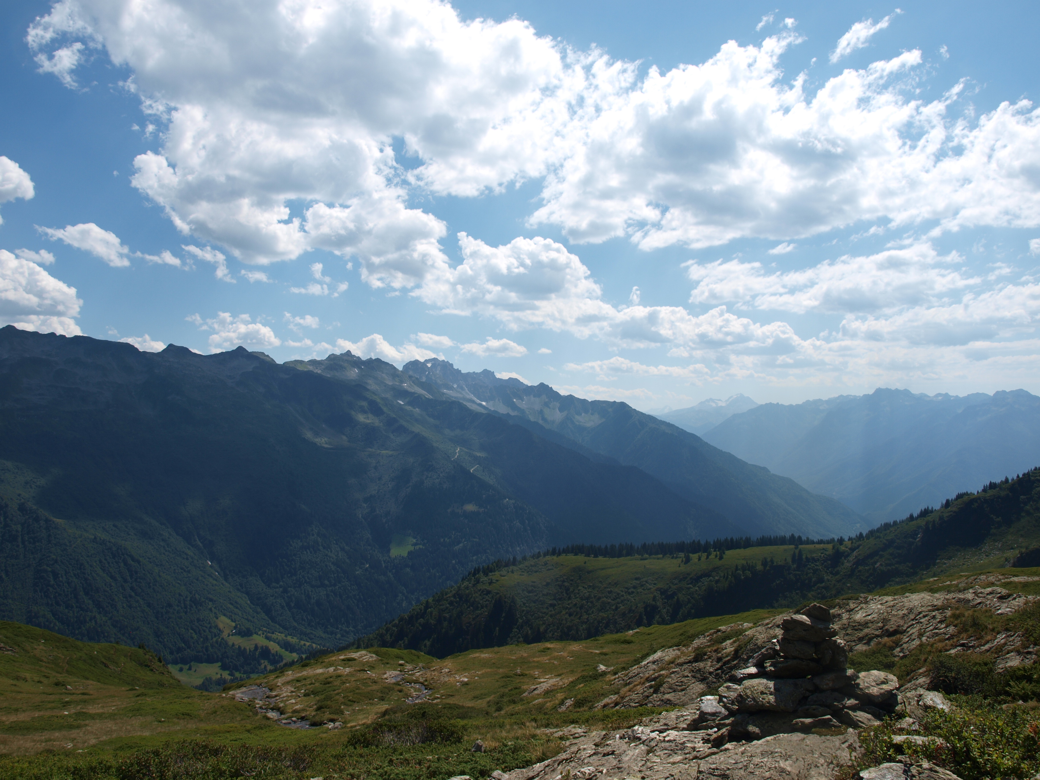 Vue avec un cairn