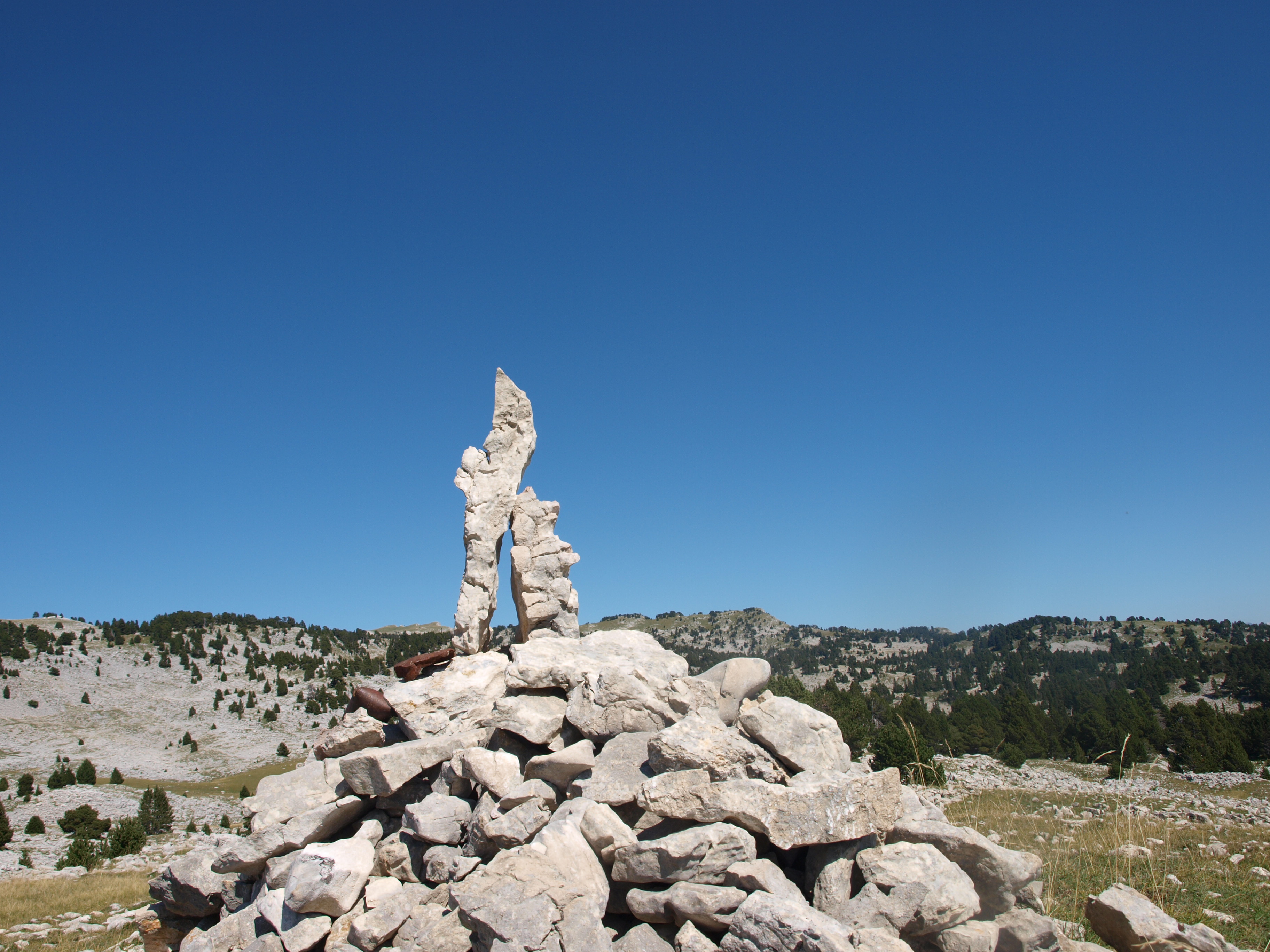 Cairn artistique avec son obus