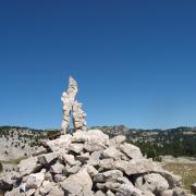 Cairn artistique avec son obus